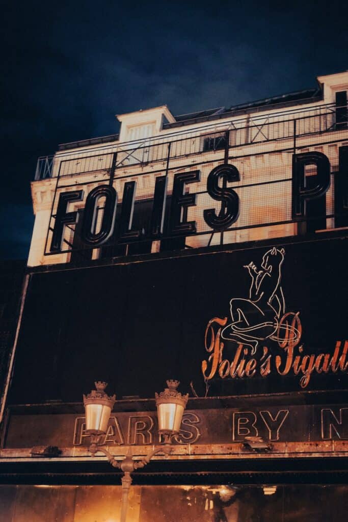 a sign on the side of a building that says folies piu '